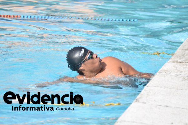 Inicia Omar Osorio reto «Nadando con Causa»