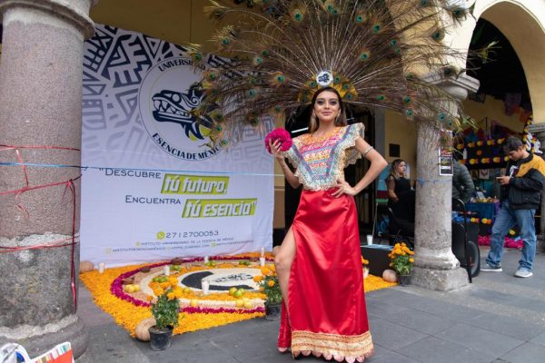 Autoridades inauguran y recorren exposición de altares en el parque 21 de Mayo