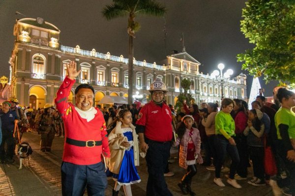 Disfrutan cientos de cordobeses del desfile Renace la Navidad 2023