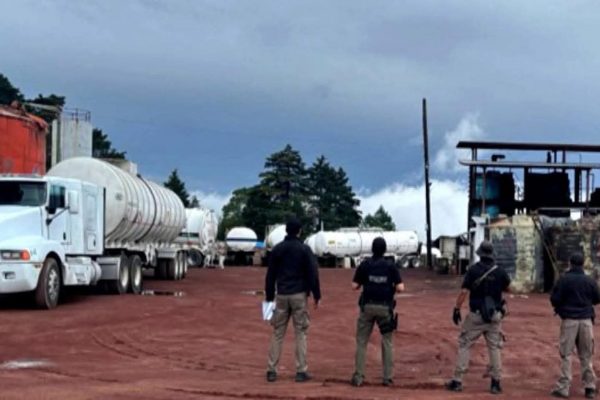 FGR ASEGURA 933 MIL LITROS DE HIDROCARBURO, 64 VEHÍCULOS, CISTERNAS, CONTENEDORES Y UN INMUEBLE EN VERACRUZ